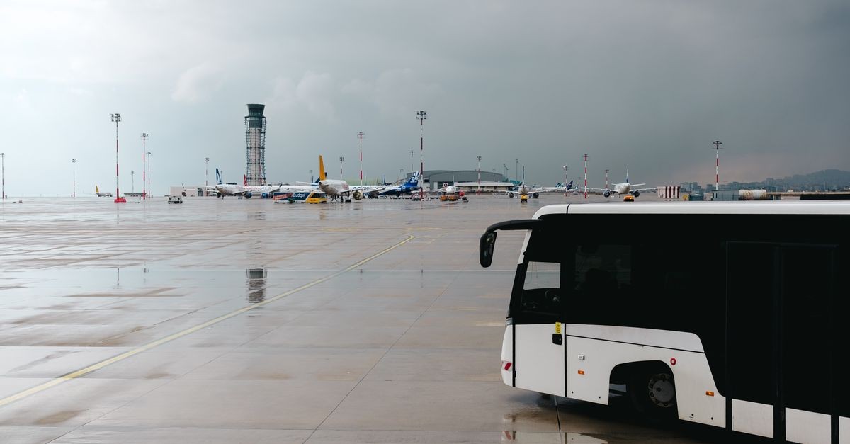 Cómo elegir el mejor autocar para traslados desde el Aeropuerto de Málaga (sin equivocarte en el intento)