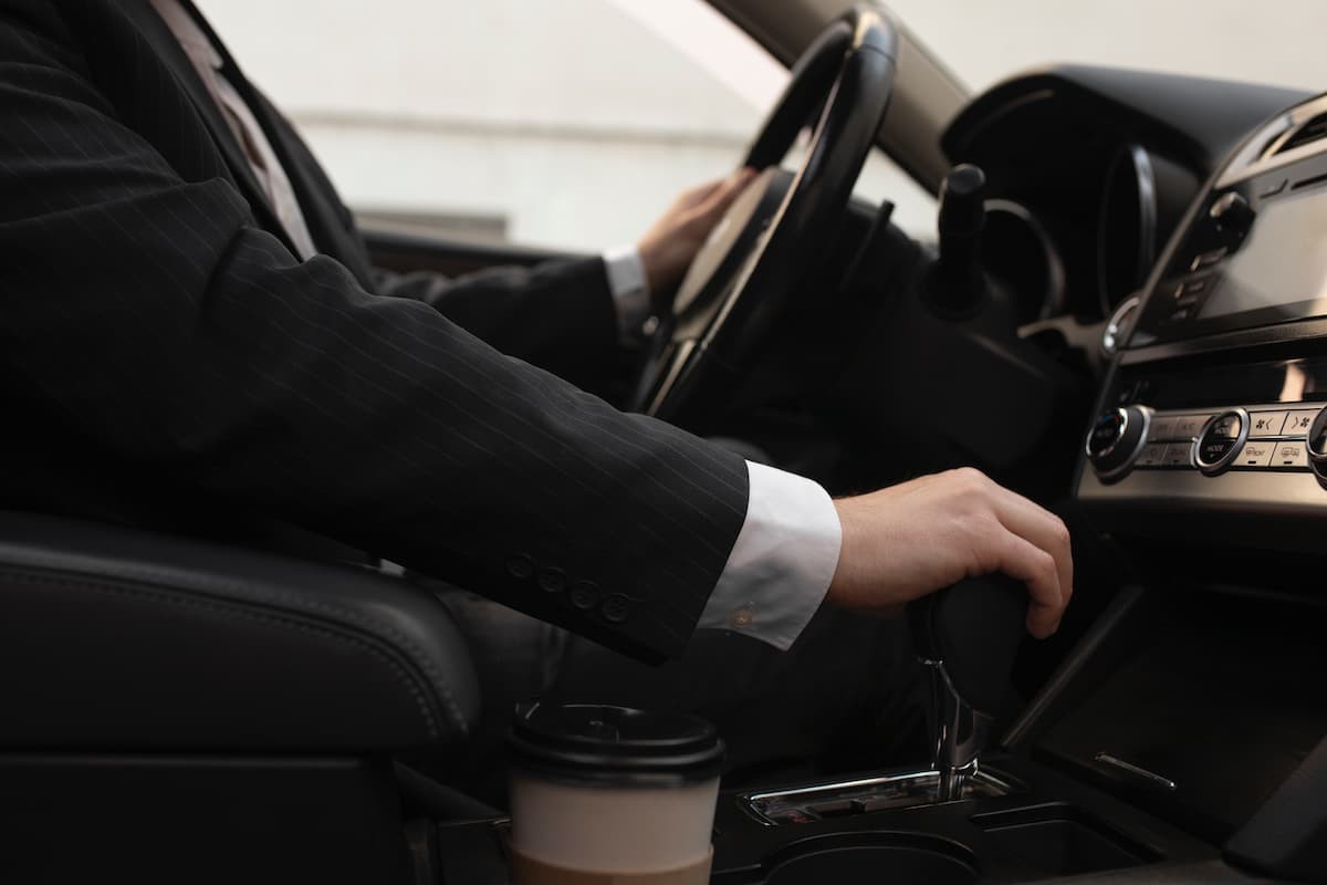 La Experiencia de Lujo de Alquilar un Coche con Conductor para tus Vacaciones en Málaga