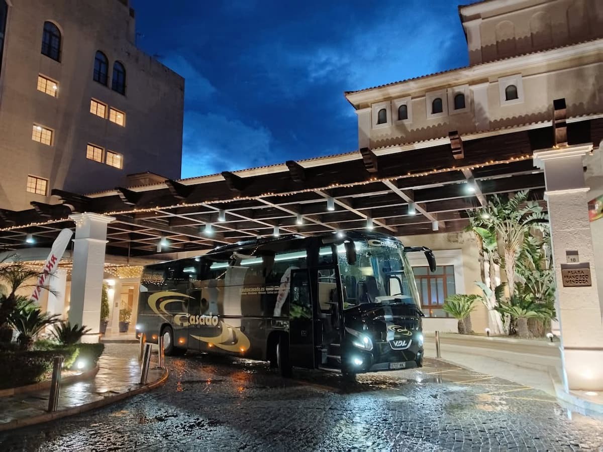 ¿Buscas autobuses en Almería? Descubre por qué Autos Casado es el rey de la carretera