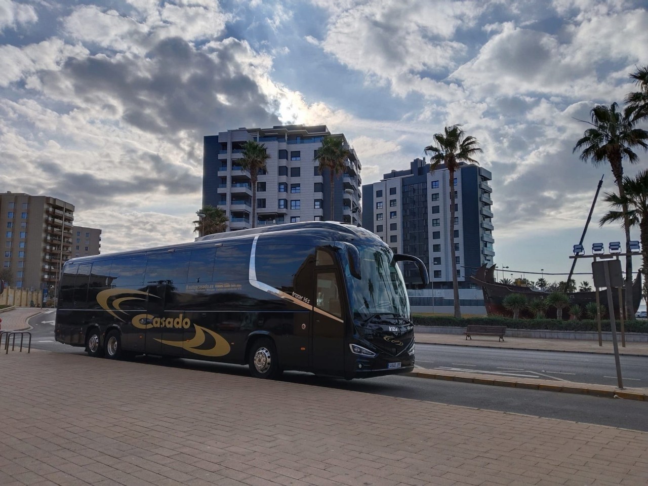 Guía completa de autobuses en Málaga: alquiler, rutas, precios y consejos para grupos [2026]